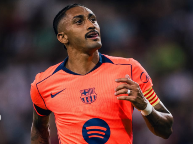 Raphinha dispara na corrida pela Chuteira de Ouro após início de temporada avassalador