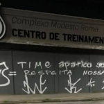 Após goleada no clássico, CT do Santos amanhece pichado por torcedores: “Time apático”