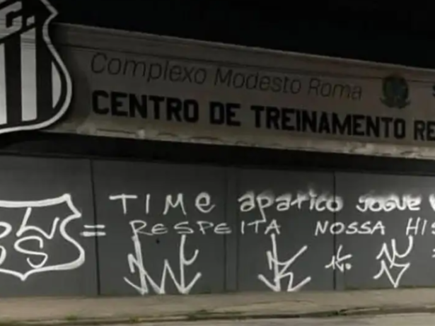 Após goleada no clássico, CT do Santos amanhece pichado por torcedores: “Time apático”