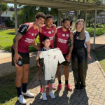 Após ser hostilizado por camisa de Neymar, garoto visita CT do Corinthians e conhece ídolos
