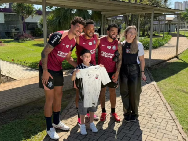 Após ser hostilizado por camisa de Neymar, garoto visita CT do Corinthians e conhece ídolos