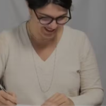 Famílias em luto acusam médium de fraude em cartas psicografadas; entenda