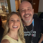 Alex Escobar volta à redação do “Globo Esporte” e ganha homenagem: “Felizes e gratos” Alex Escobar volta à redação do “Globo Esporte” e ganha homenagem: “Felizes e gratos”