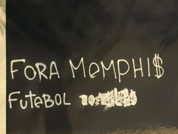Muros do Parque São Jorge são pichados com críticas a Memphis após queda na Libertadores