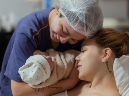 Mari Fernandez e Júlia Ribeiro anunciam nascimento da filha Isabela