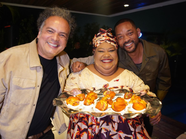 Carmem Virgínia, chef do Altar Cozinha Ancestral, prepara jantar para Will Smith