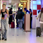 Romance à vista? Yasmin Brunet e modelo são vistas juntas no aeroporto do Rio