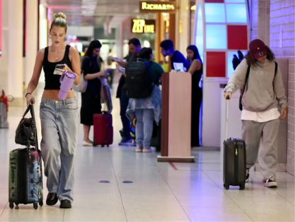 Romance à vista? Yasmin Brunet e modelo são vistas juntas no aeroporto do Rio