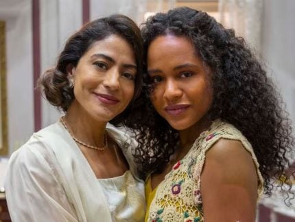 Clarice (Carol Castro) e Beatriz (Duda Santos) em 