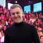 Luciano Huck comanda Domingão ao vivo por causa das eleições municipais