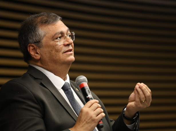 Dino manda suspender pagamento de emendas da saúde ao analisar irregularidades