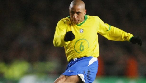 Roberto Carlos, ex-Seleção, enfrenta problemas cardíacos e é operado, diz jornal espanhol