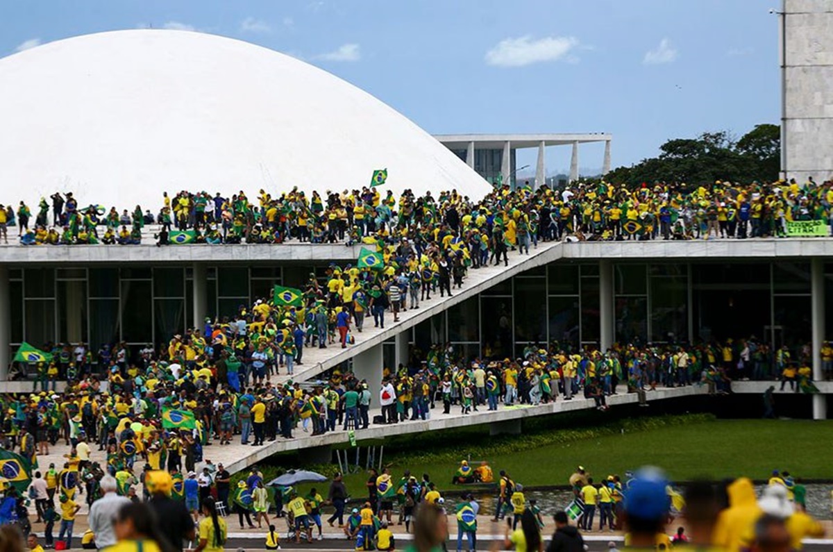 No Congresso, extremistas destruíram gabinete e invadiram o Senado / O Globo 