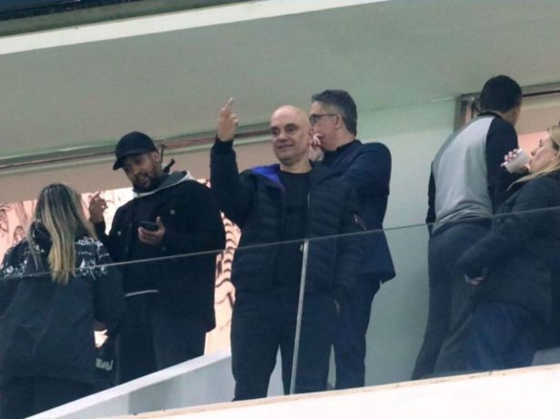 Alvo de sanções dos EUA, Moraes vai ao jogo do Corinthians e é visto fazendo gesto obsceno