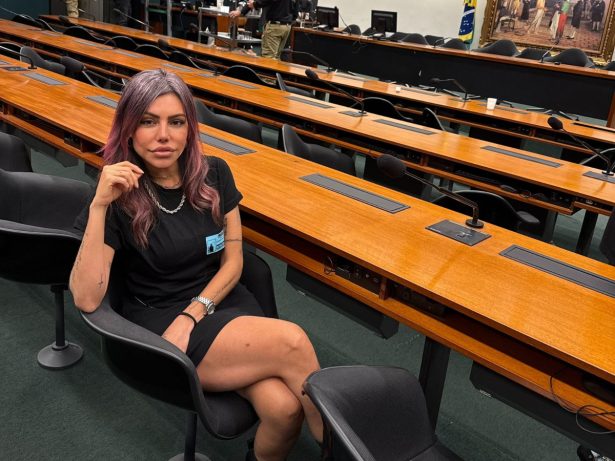 Liziane protesta por Bolsonaro e mira em candidatura: “Não quero isso por dinheiro”