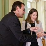 Embaixadora do Reino Unido reage publicamente após Eduardo Paes rebater matéria da BBC