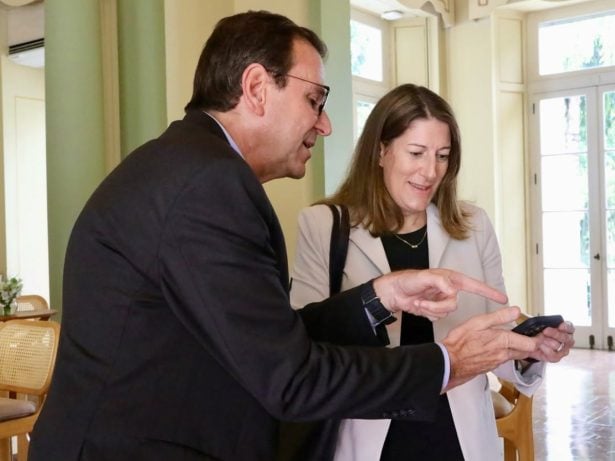 Embaixadora do Reino Unido reage publicamente após Eduardo Paes rebater matéria da BBC