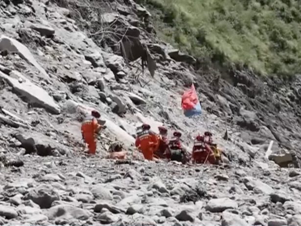 Buscas continuam no Nepal: mortes passam de 1.000 e há 4 mil desaparecidos