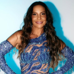 Ivete Sangalo aposta no look azul cravejado nesta sexta-feira de Carnaval