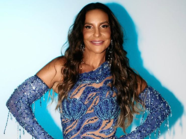 Ivete Sangalo aposta no look azul cravejado nesta sexta-feira de Carnaval