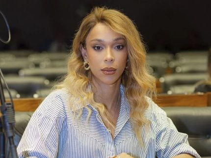 Erika Hilton volta a comentar polêmica dos maquiadores: “Fui ingênua”
