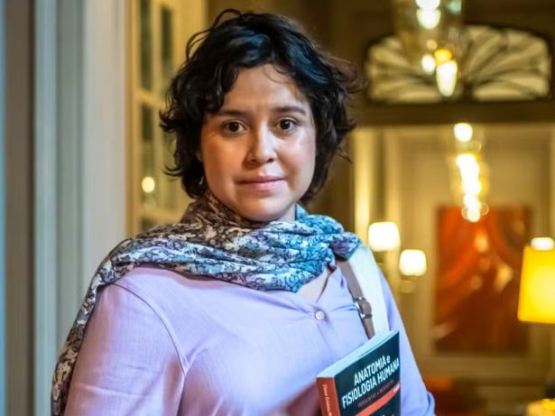 Claudia reaparece viva e irreconhecível em “Três Graças” e movimenta a novela
