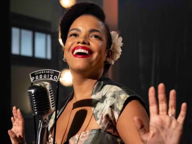 Noite de Natal tem “Êta Mundo Melhor!” tem apresentação de Dita cantando mascarada