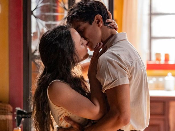 Celso que lute! Estela beija Túlio e romance pega fogo em “Êta Mundo Melhor!”