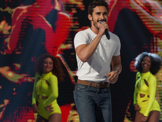 Direto de “Coração Acelerado”! Filipe Bragança solta a voz como João Raul no “Caldeirão”