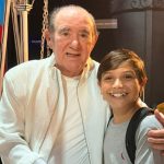 Ator mirim vive Renato Aragão na infância em musical sobre “Os Trapalhões”