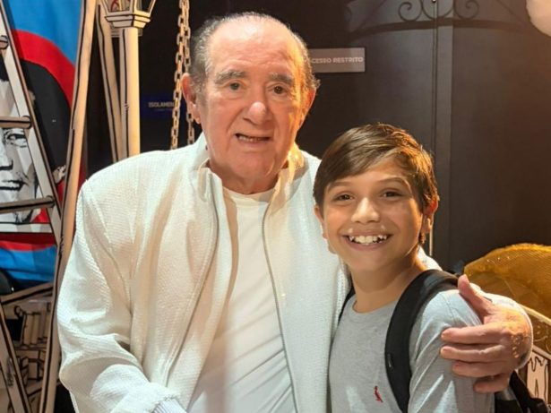 Ator mirim vive Renato Aragão na infância em musical sobre “Os Trapalhões”