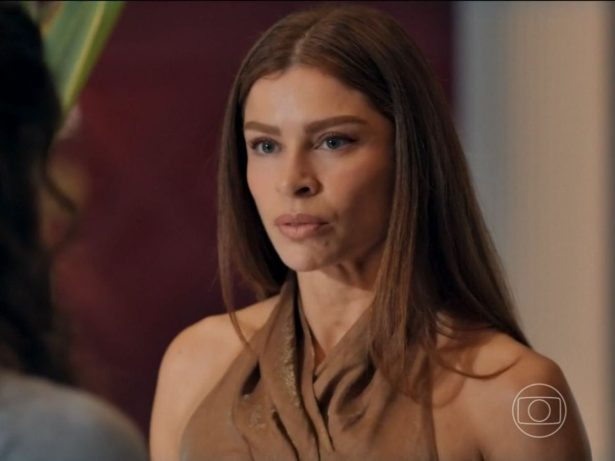 Reta final de  “Três Graças”: Arminda perde o controle e empurra a própria neta escada abaixo