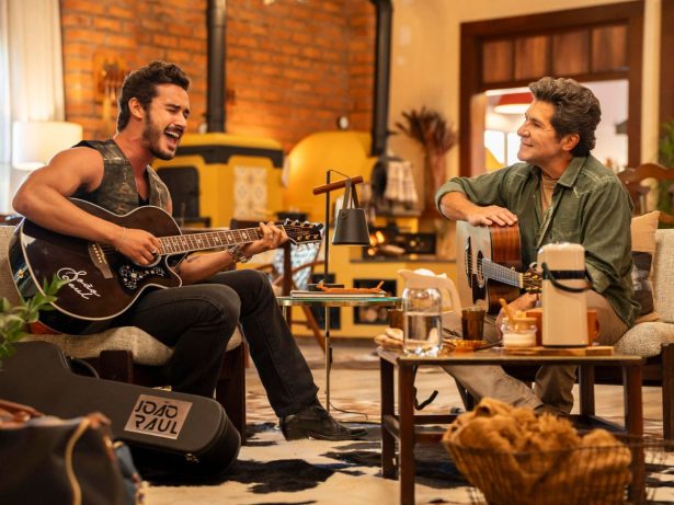 Crossover na Globo: João Raul invade programa de Daniel e mistura novela com música
