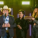 Chitãozinho ganha festa surpresa nos bastidores de “Coração Acelerado” em dia de aniversário