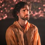 Marcos Pitombo celebra 20 anos de carreira no teatro e revela vontade de voltar às novelas