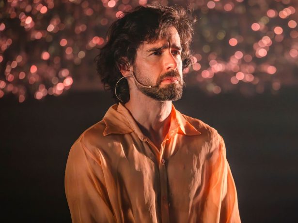 Marcos Pitombo celebra 20 anos de carreira no teatro e revela vontade de voltar às novelas