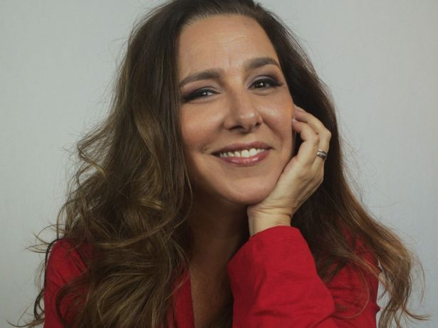 Renata Castro Barbosa transforma menopausa, insônia e crise dos 50 em comédia