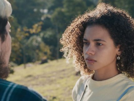 Grávida e desamparada, Joélly deixa Raul e encontra novo amor em “Três Graças”