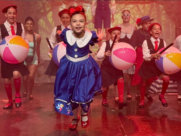 Antes de gravar “Lá na Minha Terra”, Elis Cabral estreia como protagonista no teatro