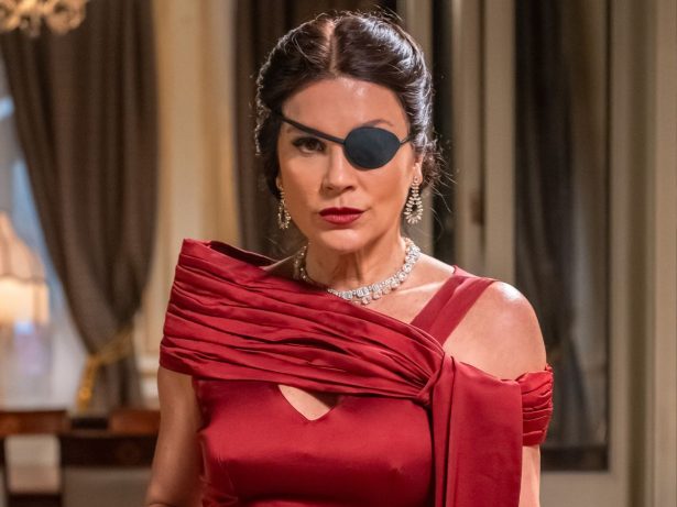 Sandra envenena maçã para matar Policarpo em “Êta Mundo Melhor!”