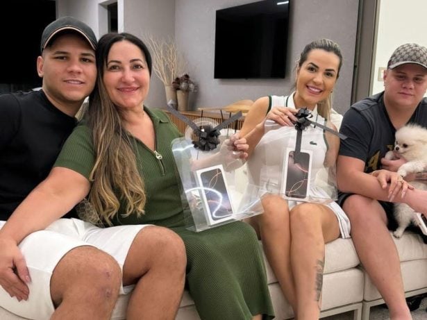 Fora da cadeia, Deolane Bezerra ganha iPhone 16 dos filhos