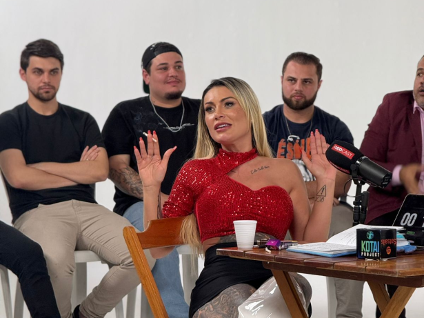 Andressa Urach enfrentará 25 cristãos em debate e diz que se sentiu prestes a ser “apedrejada”