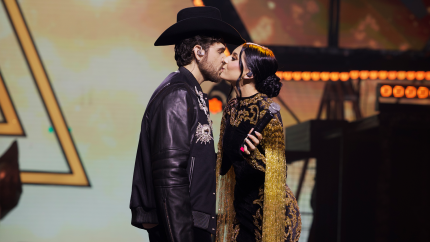 Gustavo Mioto e Ana Castela protagonizam beijão durante gravação de DVD em SP