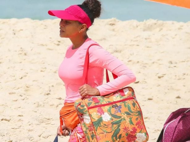 Reviravolta em “Vale Tudo”: Depois de falir, Raquel volta a vender sanduíches na praia