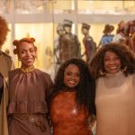 Zezé Motta comanda programa sobre a mulher negra e recebe homenagem especial