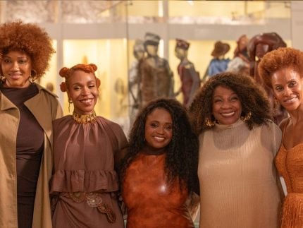 Zezé Motta comanda programa sobre a mulher negra e recebe homenagem especial