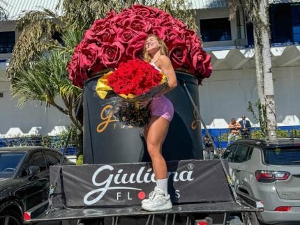 Felipe Amorim envia um caminhão de flores para Virginia como forma de agradecimento