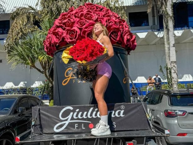 Felipe Amorim envia um caminhão de flores para Virginia como forma de agradecimento