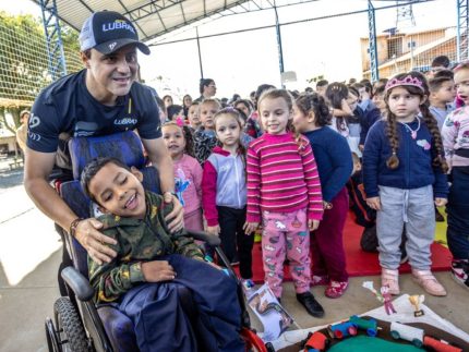 Felipe Massa conhece escola beneficiada com R$ 1,8 mi arrecadado com itens da Ferrari