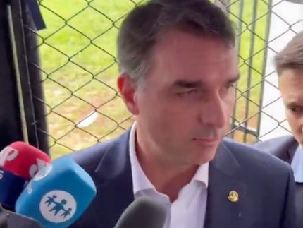 Culpar só o Ibope e o streaming não dá. TV aberta tem que assumir sua baixa audiência 1 Flávio Bolsonaro após visitar o pai